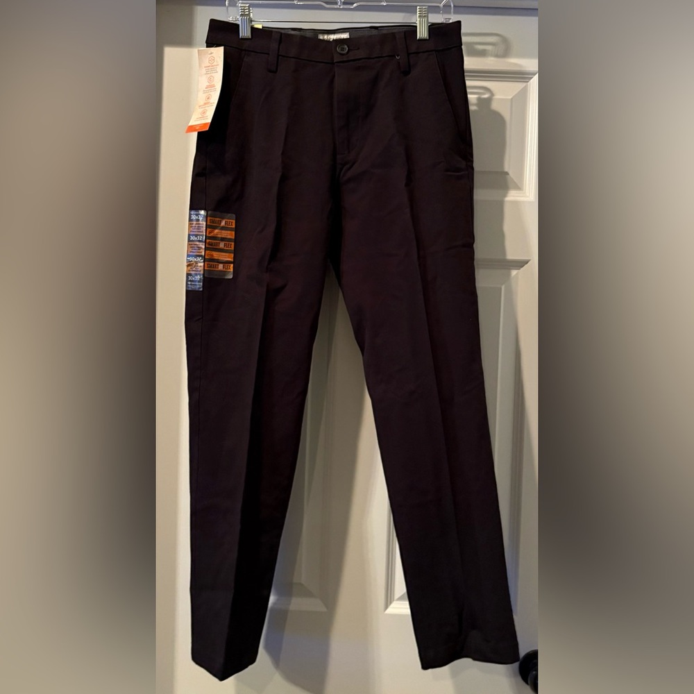 Dockers Men's Workday Khaki Black Pants Slim Tapered Fit - size 30/32